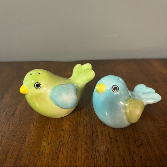 Ceramic Parakeet salt and pepper shakers signed on the bottom. - Picture 7 of 10
